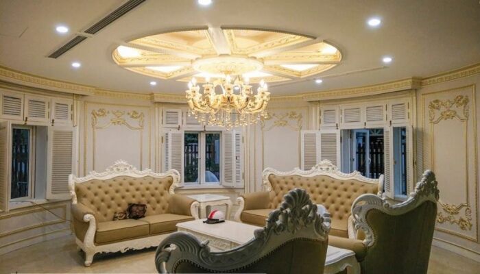 Phào chỉ PU kết hợp với đèn chùm tạo vẻ lộng lẫy