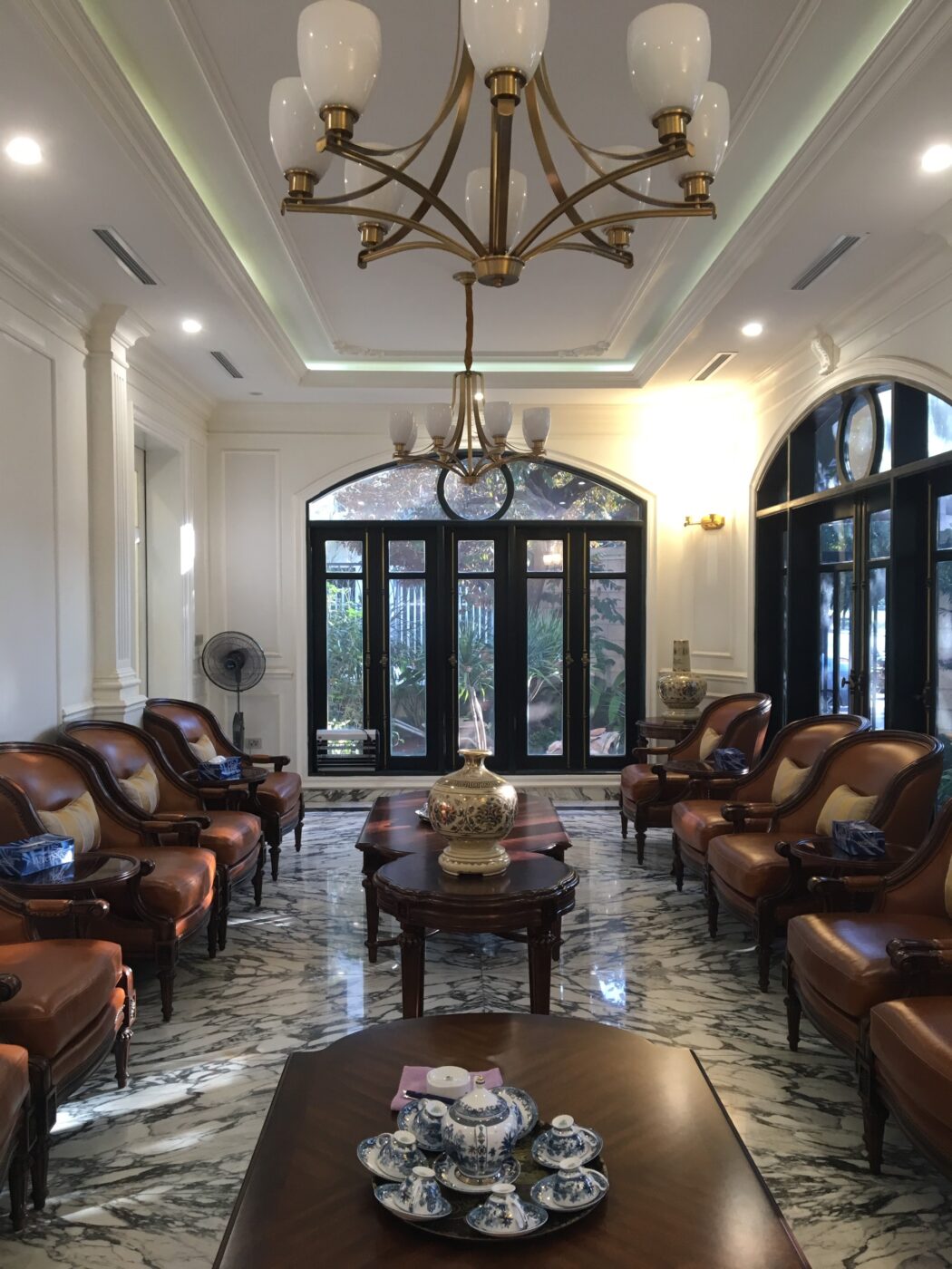 Phòng khách tân cổ điển công ty