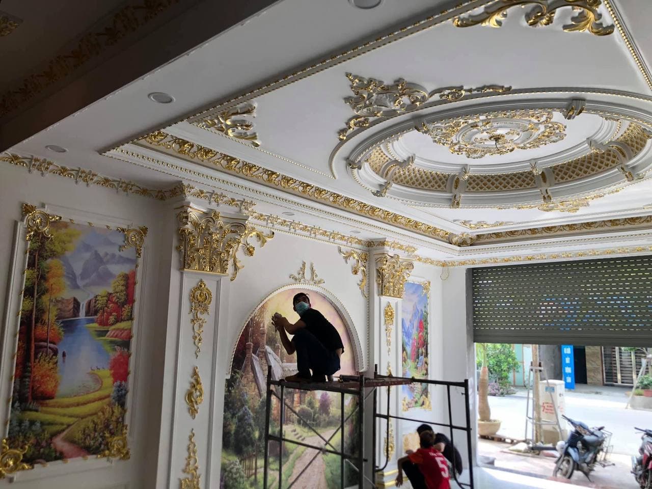 phải lựa chọn mẫu mâm cùng họa tiết, màu sắc với phào chân tường, phào tường.