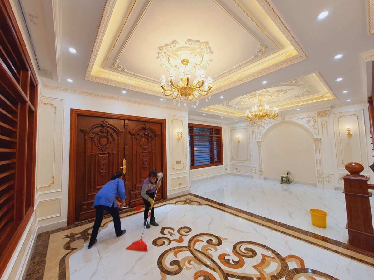 Kết hợp cùng các chi tiết trang trí phào trần chúng tôi còn tận dụng để treo một chiếc đèn chùm, sự kết hợp này mang lại cho không gian một vẻ đẹp tinh tế nhưng cũng không kém phần sang trọng.
