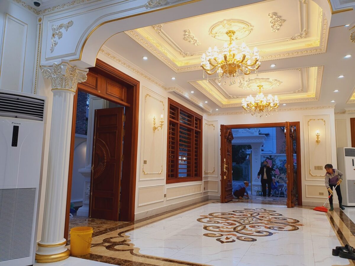 Thi công phào chỉ tại Hà Đông Báo giá dát vàng, Báo giá phào chỉ tân cổ điển, Giá phào chỉ dát vàng, Giá phào chỉ nhựa Hàn Quốc, Phào chỉ Hà Nội, Phào chỉ Hàn Quốc, Phào chỉ PU vân gỗ, thi công phào chỉ, thi công phào chỉ PU, thi công phào chỉ tại Hà Đông, Thi công phào chỉ tân cổ điển, Thi công phào pu Hệ thống trần giật cấp kế hợp với phào chỉ Pu dát vàng tạo điểm nhấn,hệ thống mâm trần, đèn chùm đi kèm tạo một thể thống nhất, mang lại không gian phòng khách một vẻ đẹp vô cùng tinh tế.
